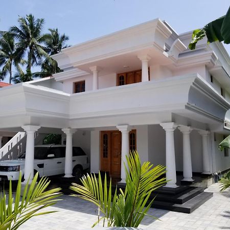 Luxury Villas Of Guruvāyūr Exteriör bild